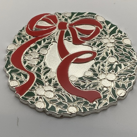 Vintage 1986  Set of Four Oneida Silver Holiday Wreath Coasters - Picture 2 of 9